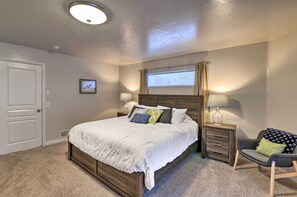 Interior - Cozy Anchorage Townhome < Half Mile to Jewel Lake! (Anchorage)