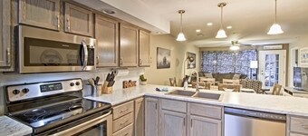 4 Mi to Strip: Cozy Lake-view Retreat in Branson