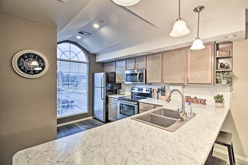 4 Mi to Strip: Cozy Lake-view Retreat in Branson