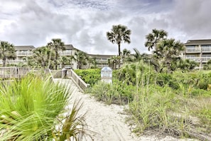 Interior - Walk to Bars & Shops: Resort Condo in Hilton Head! (Hilton Head Island)