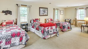 A room with three beds, each with a quilted bedspread, a desk, and a chair. - Pisgah National Forest On-site: Home in Burnsville (Burnsville)