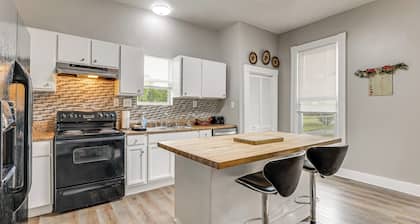 Mtn Views & Idyllic Setting! Clifton Forge Retreat
