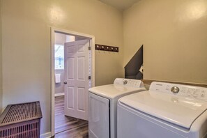 House (4 Bedrooms) | Interior - Mtn Views & Idyllic Setting! Clifton Forge Retreat (Clifton Forge)