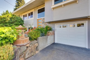 House (0 Bedroom) | Interior - 2 Mi to St Edward State Park: Ground-level Studio (Kenmore)