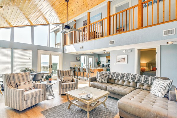 Interior - Oceanfront Surfside Beach Home: Deck + Grill! (Freeport)