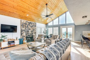 Interior - Oceanfront Surfside Beach Home: Deck + Grill! (Freeport)