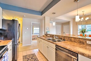 Interior - Lake Ozark Waterfront Condo w/ Access to 2 Pools (Lake Ozark)