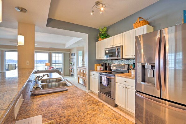 Interior - Lake Ozark Waterfront Condo w/ Access to 2 Pools (Lake Ozark)