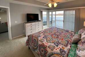 Interior - Lake Ozark Waterfront Condo w/ Access to 2 Pools (Lake Ozark)