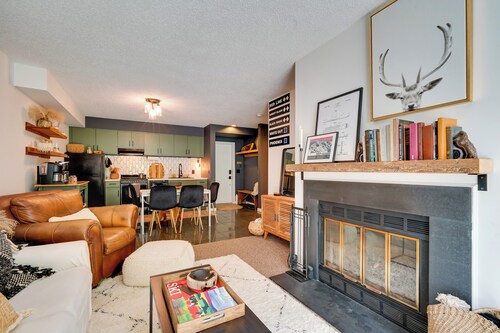 Ski-in/ski-out Magic Mountain Condo w/ Deck!