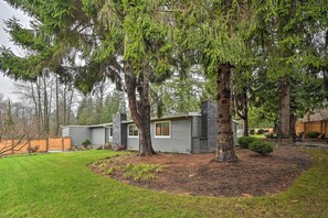 House (3 Bedrooms) | Interior - Modern Redmond Home With 2 Fireplaces & Yard! (Redmond)
