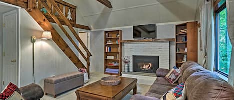 Casa (3 Bedrooms) | Zona de estar | Una televisión, una chimenea, libros