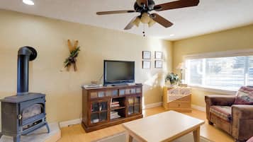 House (4 Bedrooms) | Front of property