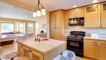 House (4 Bedrooms) | Interior