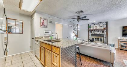 Cozy Ruidoso Condo w/ Deck ~ 2 Mi to Cedar Creek!