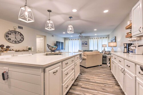Bright & Breezy Condo - Walk to Orange Beach!