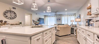 Bright & Breezy Condo - Walk to Orange Beach!