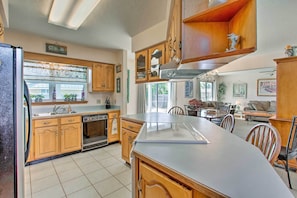 House (3 Bedrooms) | Private kitchen | Microwave, oven, stovetop, dishwasher