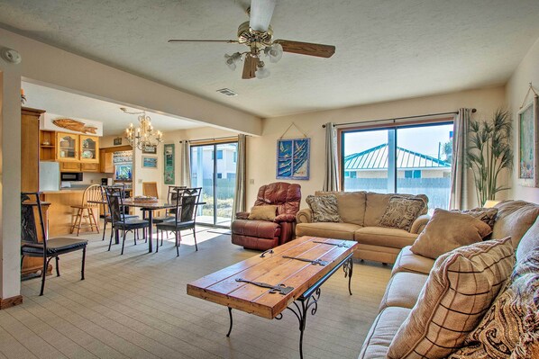 Hus (3 Bedrooms) | Vardagsrum | Tv och böcker