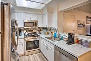 Microwave, oven, stovetop, dishwasher - Coastal Orange County Condo w/ Community Pool (Dana Point)