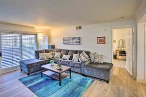 TV, books - Coastal Orange County Condo w/ Community Pool (Dana Point)