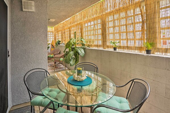 Outdoor dining - Coastal Orange County Condo w/ Community Pool (Dana Point)