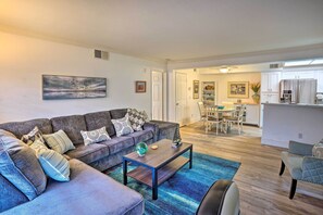 TV, books - Coastal Orange County Condo w/ Community Pool (Dana Point)