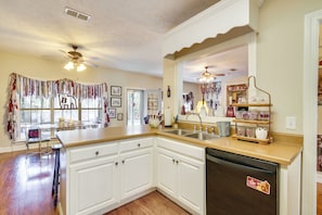 House (5 Bedrooms) | Interior