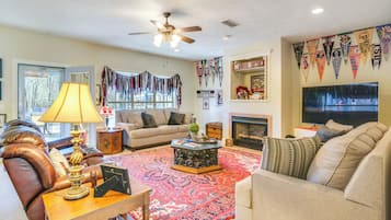 House (5 Bedrooms) | Living area | TV, books