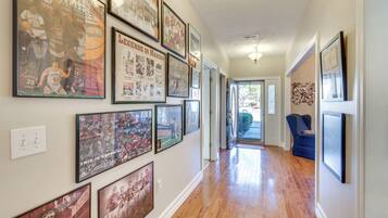 House (5 Bedrooms) | Interior