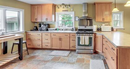Central & Private Milan Home ~ 10 Mi to Sandusky!