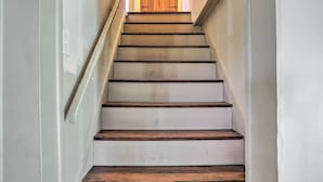 A staircase with wooden steps and white walls. - Central & Private Milan Home ~ 10 Mi to Sandusky! (Milan)