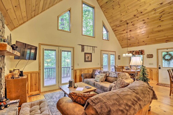 House (2 Bedrooms) | Living area | TV, fireplace, DVD player, books - Fire Pit & Grill: Whittlers Mountain Escape! (Murphy)