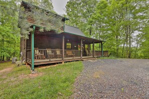 Interior - Fire Pit & Grill: Whittlers Mountain Escape! (Murphy)