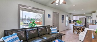 Lake Granbury Getaway ~ 1 Block to Waterfront