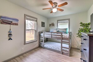 Cottage (2 Bedrooms) | Interior - Lake Granbury Getaway ~ 1 Block to Waterfront (Granbury)