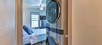 Lake Granbury Getaway ~ 1 Block to Waterfront
