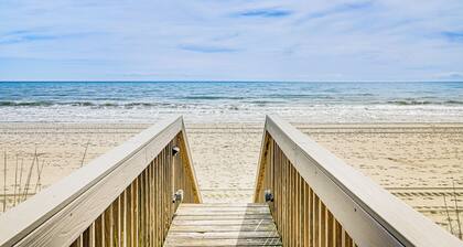 On-the-beach Escape: Oceanfront in Surfside!