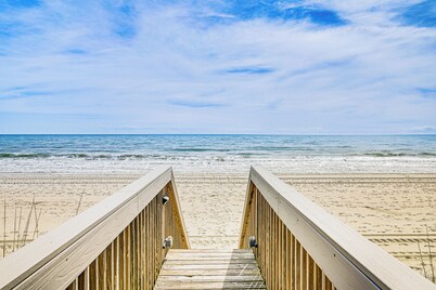 On-the-beach Escape: Oceanfront in Surfside!