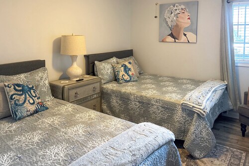 On-the-beach Escape: Oceanfront in Surfside!