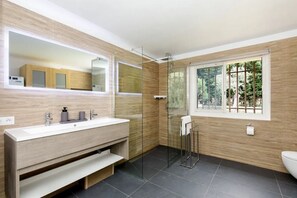 Dusche, Haartrockner, Handtücher, Seife