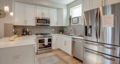 Mountain-view Rooftop Deck: Denver Townhome