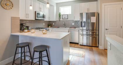 Mountain-view Rooftop Deck: Denver Townhome