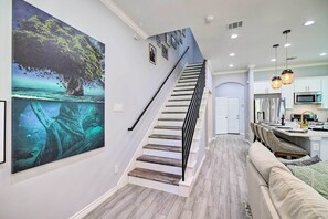 Interior - Modern Houston Townhome - 3 Mi to Downtown! (Houston)