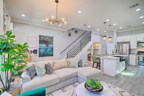 Apartment (3 Bedrooms) | Interior - Modern Houston Townhome - 3 Mi to Downtown! (Houston)