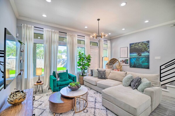 Interior - Modern Houston Townhome - 3 Mi to Downtown! (Houston)