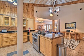 Paper towels - Lakefront Stevens Point Cabin, 1 Mi to Trails! (Stevens Point)