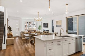 Cocina privada | Refrigerador, horno, cafetera y tetera y tostadora 