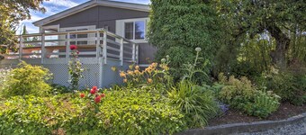 Cute Cottage w/ Deck Walk 115 Ft to Brewery & Cafe