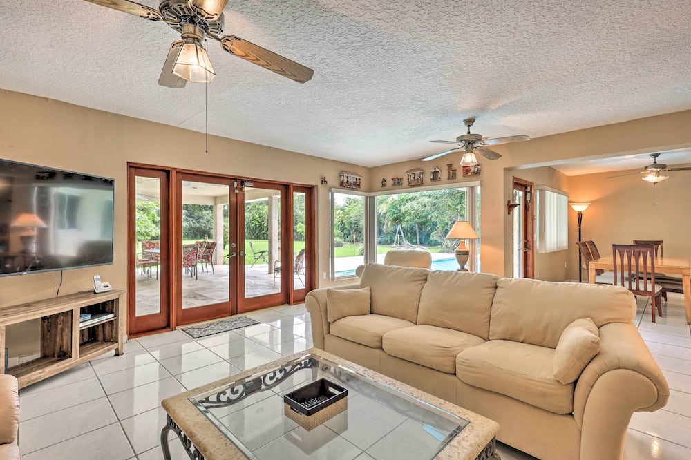 Home w/ Pool in Upscale Pinecrest Village - Kendale Lakes, FL